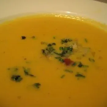 Sopa de Calabaza Con Salsa