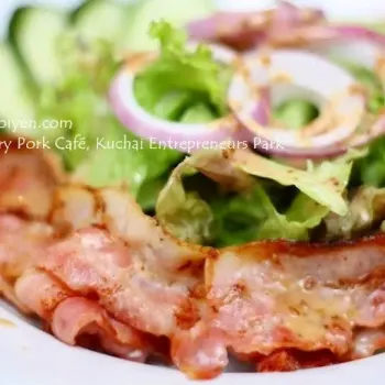 Freshly Green Salad with Sliced Pork Streaky