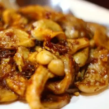 Stir Fried Black Pepper Pork Cheek Slices and Mushroom　黑胡椒鲜菇猪爽肉