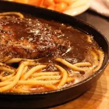 Black pepper steak with noodles