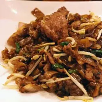 Stir fried flat rice noodle (Kueh Teow) with beef