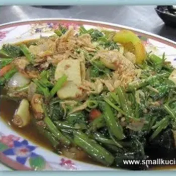 Kangkong Belacan (Water Spinach Fried With Cili And Shrimp Paste)