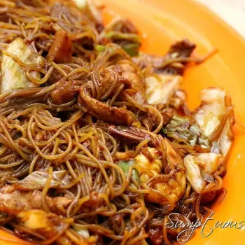 Fried Hokkien mee hoon  (炭炒福建米粉)