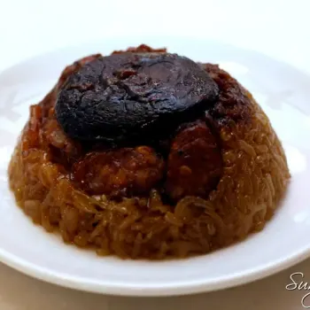 Steamed Glutinous Rice with Chicken (糯米鸡) 