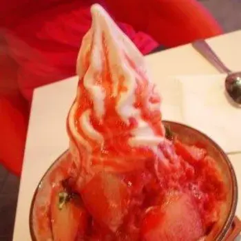 Kakigori with strawberry sauce and Milk
