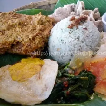 Nasi Ketuk with Chicken Rendang