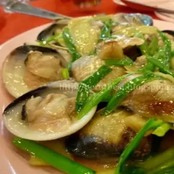 Stir-Fried Sapak/Clams with Ginger & Spring Onions