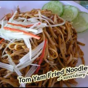 Tom Yam Fried Noodles with Chicken