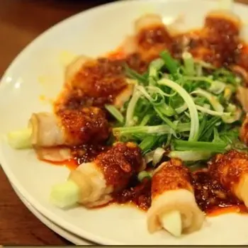 Braised sliced pork served with garlic sauce