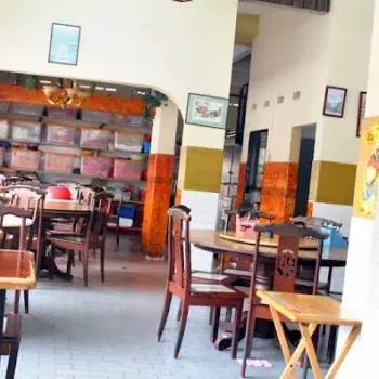 A very classical Chinese restaurant with the authentical wooden furnitures and tiles
