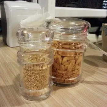 Sesame seeds and garlic flakes