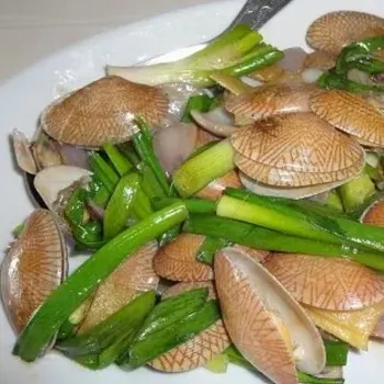 Clams (Lala) With Ginger And Spring Onions