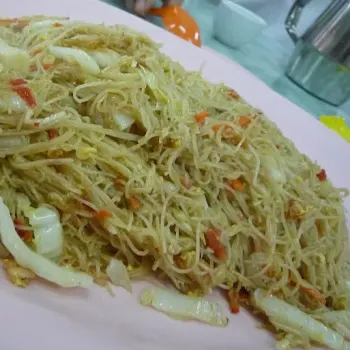 Fried Bee Hoon with finely sliced BBQ pork, shrimp, beansprout and lots of Chinese round cabbage