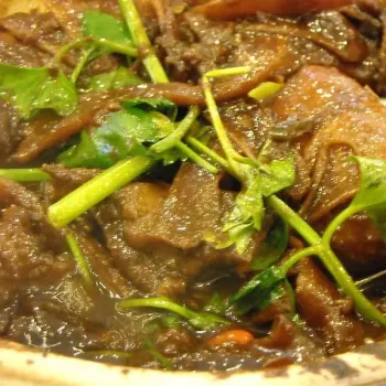 Clay Pot Chicken With Sliced Ginger/Coriander Leaves