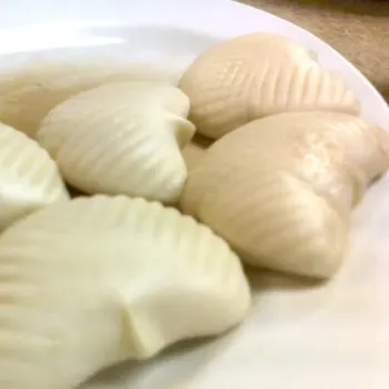 Shell-shaped buns
