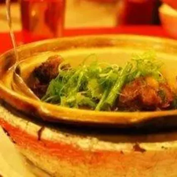 Claypot of dark ginger lamb cutlets