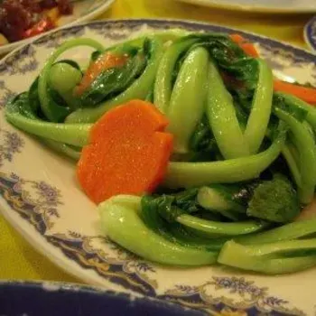 Green veges with sliced garlics