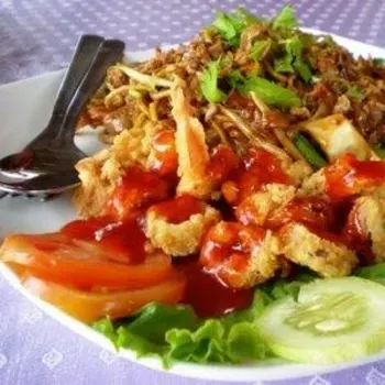 Fried noodles with calamari