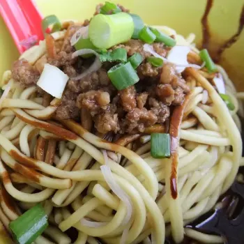 Kon Loh (Dry Version) Yellow Noodle With Dark Soy Sauce And Minced Meat Topping