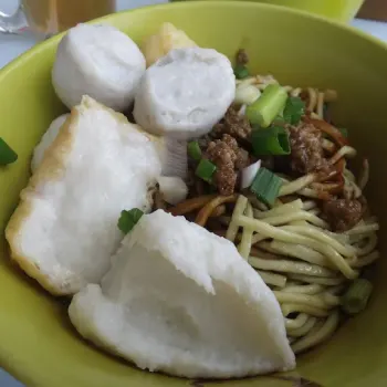 Kon Loh (Dry Version) Yellow Noodle With Dark Soy Sauce And Minced Meat Topping