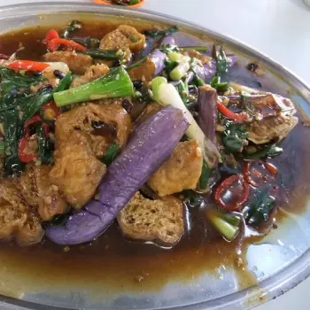 Deep Fried Mak Yeaw Yee With Brinjal, Dried Tofu, Spring Onions And Delicious Gravy