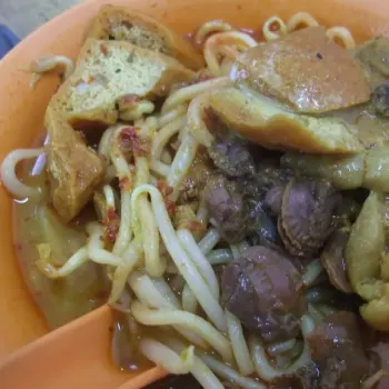 The noodle comes with a tasty curry gravy, bean sprouts, dry Tofu (Tau Pok), “see ham” (cockles) and curry chicken