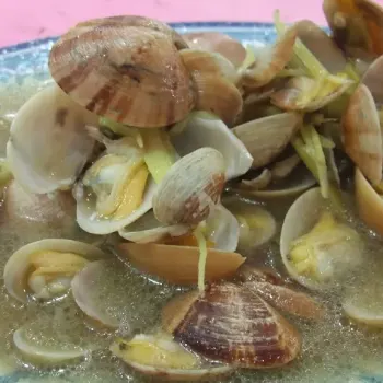 LaLa clam soup with wine