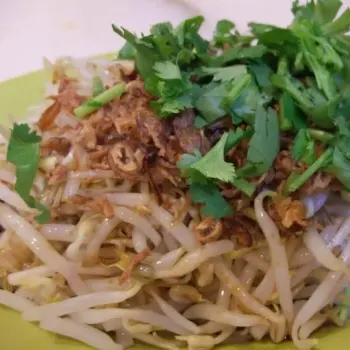 Poached bean sprouts (taugeh)