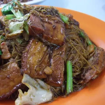 Mai Fun Kau Yok (braised pork belly rice noodle)