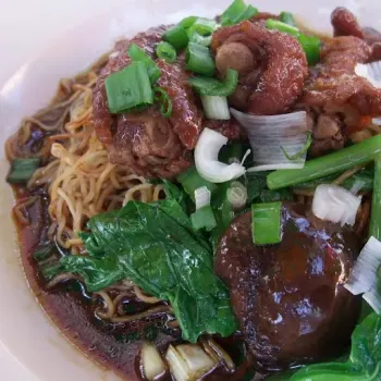 Instead of the usual Char Siew Wanton noodle, I opted for braised Chicken Feet with mushroom noodle