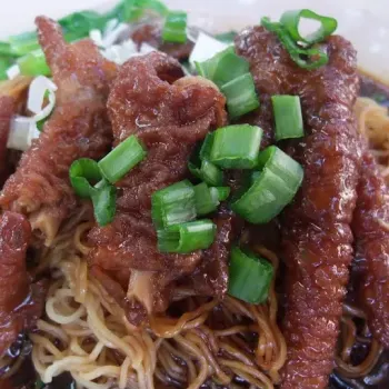 Instead of the usual Char Siew Wanton noodle, I opted for braised Chicken Feet with mushroom noodle