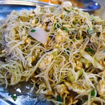 Fried Meehoon with Clams / Lala