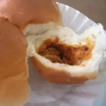 Tom Yam chicken floost bun