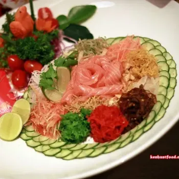 "Yee Sang" (七仙彩鱼生)