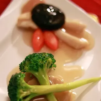 Braised Broccoli with Bailing Mushrooms, Pacific Clams and Sea Asparagus (好事庆丰收)