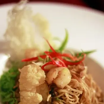 Stir-Fried Emperor Noodles with Seafood and Vegetables (双王来报喜)