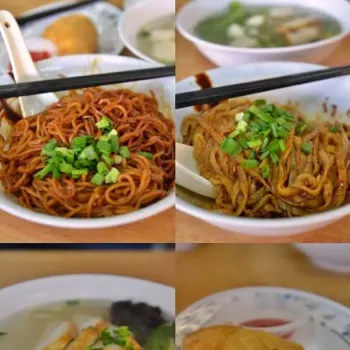 Dry Yee Mee mixed with fried shallots and pork lard fritters, topped with chopped scallions and tossed with soy sauce and dark soy sauce, the tasty Fish Cake