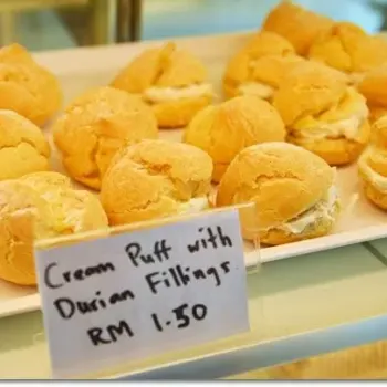 Cream Puff With Durina Fillings