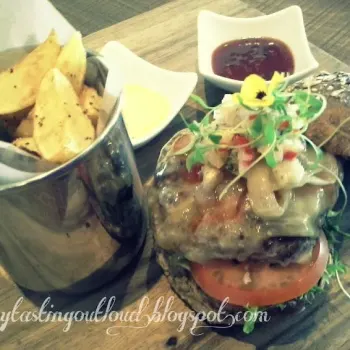 100% Beef Burger with wedges
