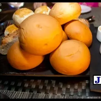 T2 types of bread and 3 different sauce