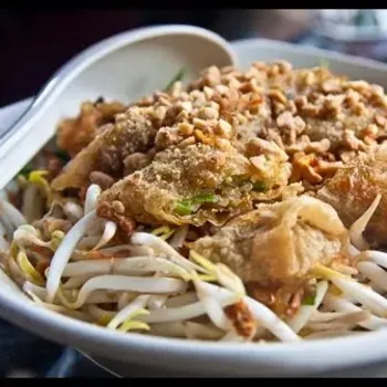 Cao lầu 凉拌麵 (Vietnamese rice noodle)