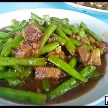 Cowpea cooked with roasted pork 豇豆炒烧肉