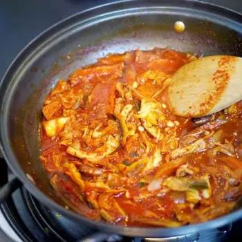 Squid with Korean Chilli Sauce (Yangnyeom Ohjingeo Gui)