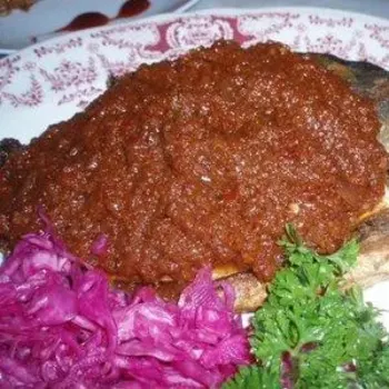 Fried fish with curry paste dressing on top