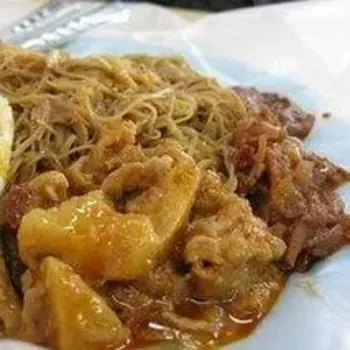Meehoon with Pork Curry