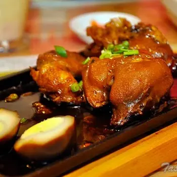 Braised Pork Leg and Egg served in sizzling hot plate