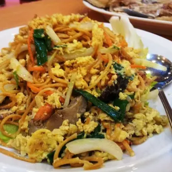 Crab Meat-Egg Fried Yee Mee Noodles