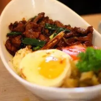 Black pepper beef rice