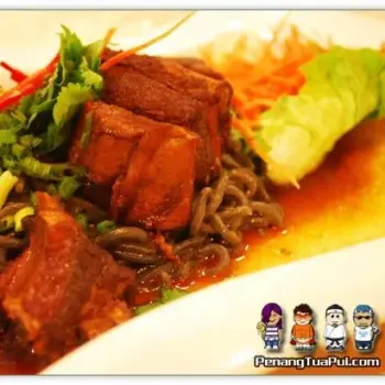 Dry version of pork ribs with black sesame ramen