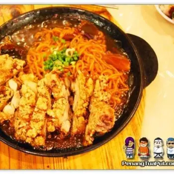 Lemongrass Chicken in hotplate with Chili Ramen